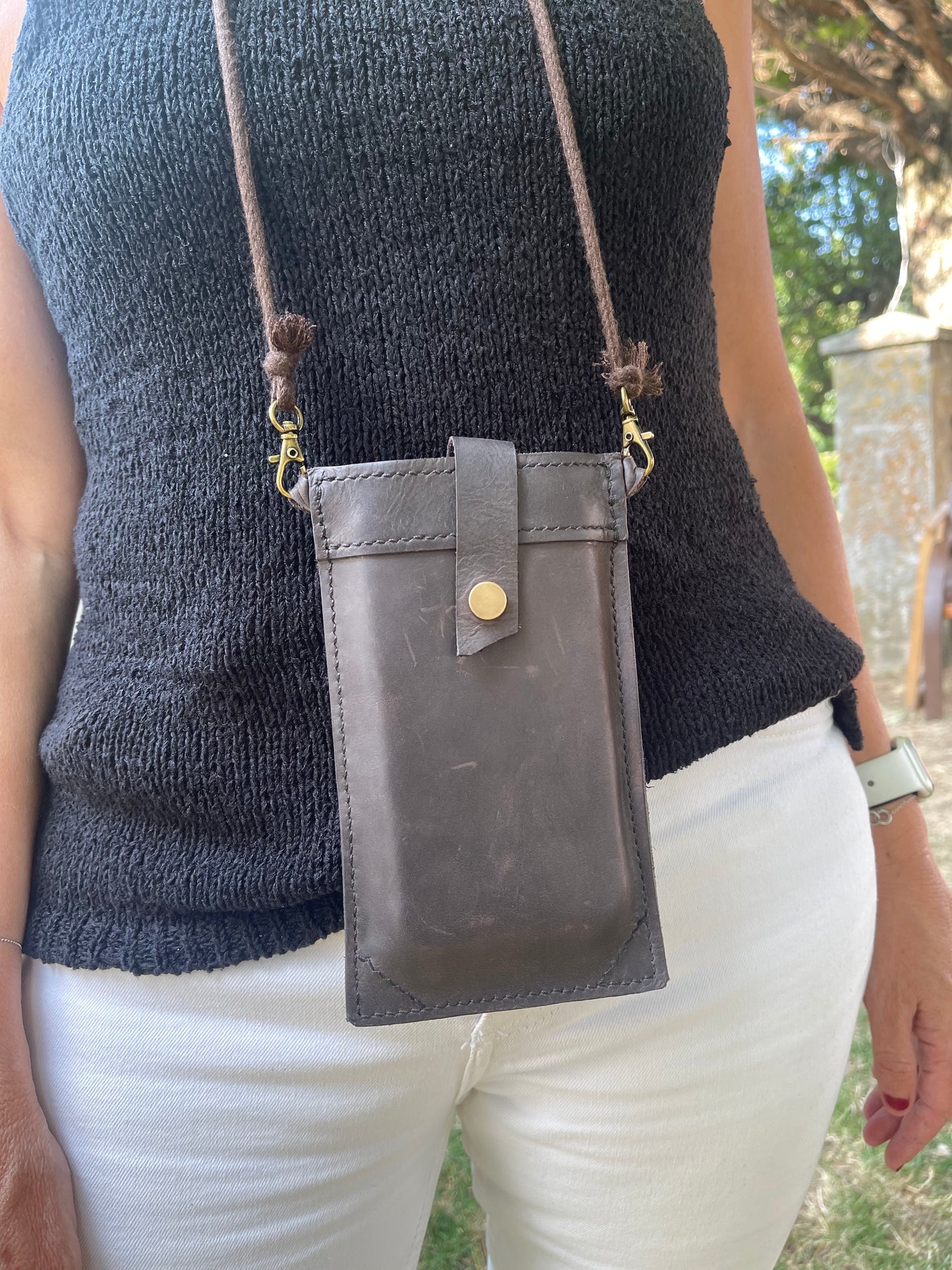Funda colgante para smartphone "Carmen".