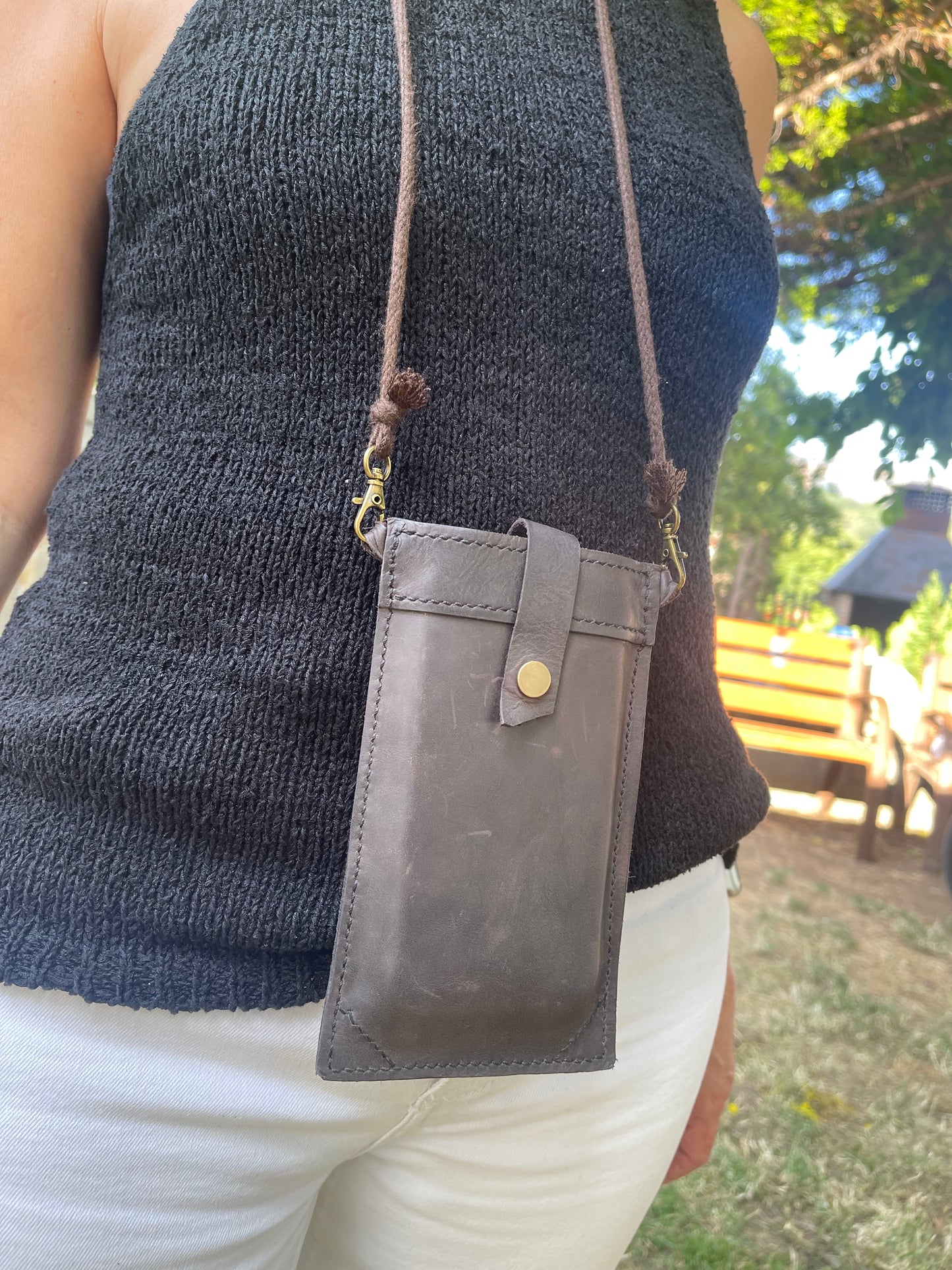 Funda colgante para smartphone "Carmen".